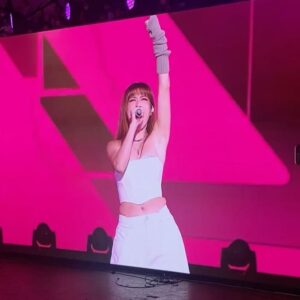 Kira Chan Instagram - 全港運動會開幕🔥
以前係一個田徑運動員既我都好期待每次既港運會！
今年好開心可以以歌舞為大家打打氣！
特別揀左好岩運動賽事既一首歌黎表演🎤
一把好堅毅既火對運動員黎講真係好緊要💪🏻
希望大家會中意今次既演出🥰
It’s so fun!!!!

哈哈因為原本係好多人既歌變左一個人唱～所以都要特登錄番幾個陳葦璇唱下和音同分part🤣 thank you @melodyloktung 幫我錄個底✨btw 我真係好鍾意 @jarielui 寫既呢首歌唱得好爽😂🫶🏻

Hair: @larryho_hairstylist 
Makeup: @melodychiumakeup 
Outfit: @harveynicholshk 

#一把火 #全港運動會