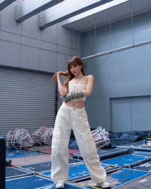 Kira Chan Instagram - 全港運動會開幕🔥
以前係一個田徑運動員既我都好期待每次既港運會！
今年好開心可以以歌舞為大家打打氣！
特別揀左好岩運動賽事既一首歌黎表演🎤
一把好堅毅既火對運動員黎講真係好緊要💪🏻
希望大家會中意今次既演出🥰
It’s so fun!!!!

哈哈因為原本係好多人既歌變左一個人唱～所以都要特登錄番幾個陳葦璇唱下和音同分part🤣 thank you @melodyloktung 幫我錄個底✨btw 我真係好鍾意 @jarielui 寫既呢首歌唱得好爽😂🫶🏻

Hair: @larryho_hairstylist 
Makeup: @melodychiumakeup 
Outfit: @harveynicholshk 

#一把火 #全港運動會