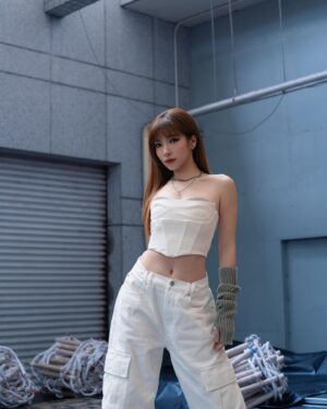 Kira Chan Instagram - 全港運動會開幕🔥
以前係一個田徑運動員既我都好期待每次既港運會！
今年好開心可以以歌舞為大家打打氣！
特別揀左好岩運動賽事既一首歌黎表演🎤
一把好堅毅既火對運動員黎講真係好緊要💪🏻
希望大家會中意今次既演出🥰
It’s so fun!!!!

哈哈因為原本係好多人既歌變左一個人唱～所以都要特登錄番幾個陳葦璇唱下和音同分part🤣 thank you @melodyloktung 幫我錄個底✨btw 我真係好鍾意 @jarielui 寫既呢首歌唱得好爽😂🫶🏻

Hair: @larryho_hairstylist 
Makeup: @melodychiumakeup 
Outfit: @harveynicholshk 

#一把火 #全港運動會