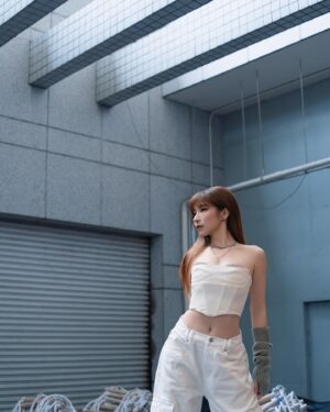 Kira Chan Instagram - 全港運動會開幕🔥
以前係一個田徑運動員既我都好期待每次既港運會！
今年好開心可以以歌舞為大家打打氣！
特別揀左好岩運動賽事既一首歌黎表演🎤
一把好堅毅既火對運動員黎講真係好緊要💪🏻
希望大家會中意今次既演出🥰
It’s so fun!!!!

哈哈因為原本係好多人既歌變左一個人唱～所以都要特登錄番幾個陳葦璇唱下和音同分part🤣 thank you @melodyloktung 幫我錄個底✨btw 我真係好鍾意 @jarielui 寫既呢首歌唱得好爽😂🫶🏻

Hair: @larryho_hairstylist 
Makeup: @melodychiumakeup 
Outfit: @harveynicholshk 

#一把火 #全港運動會