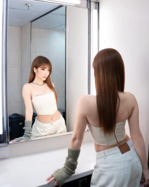 Kira Chan Instagram - 全港運動會開幕🔥
以前係一個田徑運動員既我都好期待每次既港運會！
今年好開心可以以歌舞為大家打打氣！
特別揀左好岩運動賽事既一首歌黎表演🎤
一把好堅毅既火對運動員黎講真係好緊要💪🏻
希望大家會中意今次既演出🥰
It’s so fun!!!!

哈哈因為原本係好多人既歌變左一個人唱～所以都要特登錄番幾個陳葦璇唱下和音同分part🤣 thank you @melodyloktung 幫我錄個底✨btw 我真係好鍾意 @jarielui 寫既呢首歌唱得好爽😂🫶🏻

Hair: @larryho_hairstylist 
Makeup: @melodychiumakeup 
Outfit: @harveynicholshk 

#一把火 #全港運動會