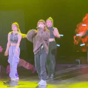 Kira Chan Instagram - 全港運動會開幕🔥
以前係一個田徑運動員既我都好期待每次既港運會！
今年好開心可以以歌舞為大家打打氣！
特別揀左好岩運動賽事既一首歌黎表演🎤
一把好堅毅既火對運動員黎講真係好緊要💪🏻
希望大家會中意今次既演出🥰
It’s so fun!!!!

哈哈因為原本係好多人既歌變左一個人唱～所以都要特登錄番幾個陳葦璇唱下和音同分part🤣 thank you @melodyloktung 幫我錄個底✨btw 我真係好鍾意 @jarielui 寫既呢首歌唱得好爽😂🫶🏻

Hair: @larryho_hairstylist 
Makeup: @melodychiumakeup 
Outfit: @harveynicholshk 

#一把火 #全港運動會