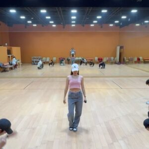 Kira Chan Instagram - 全港運動會開幕🔥
以前係一個田徑運動員既我都好期待每次既港運會！
今年好開心可以以歌舞為大家打打氣！
特別揀左好岩運動賽事既一首歌黎表演🎤
一把好堅毅既火對運動員黎講真係好緊要💪🏻
希望大家會中意今次既演出🥰
It’s so fun!!!!

哈哈因為原本係好多人既歌變左一個人唱～所以都要特登錄番幾個陳葦璇唱下和音同分part🤣 thank you @melodyloktung 幫我錄個底✨btw 我真係好鍾意 @jarielui 寫既呢首歌唱得好爽😂🫶🏻

Hair: @larryho_hairstylist 
Makeup: @melodychiumakeup 
Outfit: @harveynicholshk 

#一把火 #全港運動會