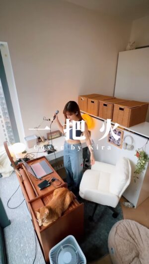 Kira Chan Instagram - 有睇最新一集Kira Vlog嘅朋友都知我上次show唱咗呢隻歌🔥
既然整咗個底就唔好浪費啦🤣
好好地唱一次，留個紀念✨👍🏻

我幾鍾意拎住咪唱嘅感覺🤭爽
Thank you @melodyloktung for editing my vocals 🫂
We have fun!!!

#下星期終於出自己歌
#期待