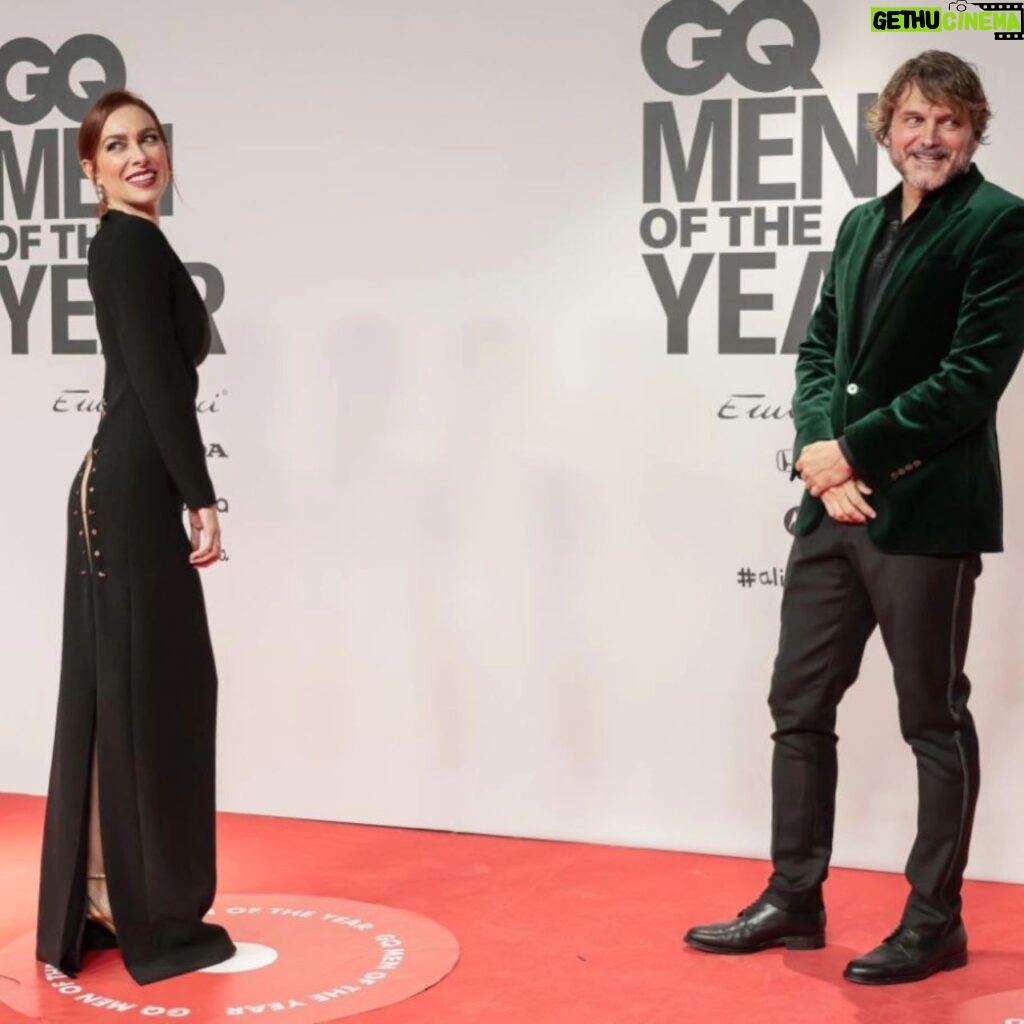 Kira Miró Instagram - La noche de los Premios @gqspain fue muy especial! A tu lado más @salvareina.chuki 💃🥂 Look @isabelsanchiscostura @galleryroomc @aubarede7 @creareprcomunicacion