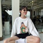 Kirana Pipityakorn Instagram - คอลเลกชั่นใหม่สุดเก๋จาก @cc_double_o ออกมาแล้วค้าบบ แอบบอกว่ามีเสื้อผ้าหลายดีไซน์มากก แต่วันนี้ขอเลือกเสื้อสเวตเตอร์ตัวนี้มาใส่ เพราะทั้งแมทช์ง่ายและใส่สบายด้วย ยิ่งเอามาใส่คู่กับกางเกงขาสั้นและถุงเท้าให้ลุคดูคิ้วท์สุดๆ✨💖 ใครสนใจแวะมาเลือกช้อปได้เลยที่หน้าร้าน CC DOUBLE O หรือผ่านช่องทางออนไลน์ได้ที่ www.ccdoubleo.com #cc_double_o