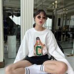 Kirana Pipityakorn Instagram - คอลเลกชั่นใหม่สุดเก๋จาก @cc_double_o ออกมาแล้วค้าบบ แอบบอกว่ามีเสื้อผ้าหลายดีไซน์มากก แต่วันนี้ขอเลือกเสื้อสเวตเตอร์ตัวนี้มาใส่ เพราะทั้งแมทช์ง่ายและใส่สบายด้วย ยิ่งเอามาใส่คู่กับกางเกงขาสั้นและถุงเท้าให้ลุคดูคิ้วท์สุดๆ✨💖 ใครสนใจแวะมาเลือกช้อปได้เลยที่หน้าร้าน CC DOUBLE O หรือผ่านช่องทางออนไลน์ได้ที่ www.ccdoubleo.com #cc_double_o