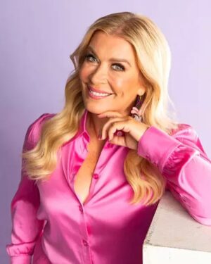 Kirsi Alm-Siira Instagram - Aina silloin kun alkaa barbittaa, aion pukeutua tähän @style_by_annette valitsemaan kostyymiin. Ison tukan ja meikin pyydän @miia_ollula ’lta.