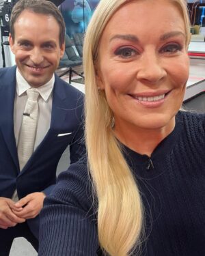 Kirsi Alm-Siira Instagram - 💃 Meinattiin täs uutisten lomassa vaklata sivusilmällä @tanssiitahtienkanssa ja syödä poppareita 💃 Let’s dance!