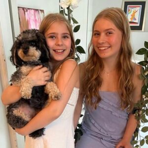 Kirsi Alm-Siira Instagram - Vietin 49-vuotissyntymäpäivääni itkemällä tyttäreni rippijuhlissa. Päivä oli ihana, joten itkin kai ilosta. 

Illalla mietin, et mitä on asiat, joita nelikymppisenä on ok tehdä, mut viiskybäselle too much.

Näitä juttuja aattelin tässä seuraavat 12 kk vimmalla toteuttaa., joten vastaanotan ideoitanne tässä. 🤸🏼‍♀️

Niin ja valtava kiitos onnitteluista! ❤️