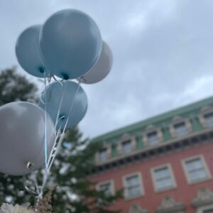 Kirsi Alm-Siira Instagram - Vietin 49-vuotissyntymäpäivääni itkemällä tyttäreni rippijuhlissa. Päivä oli ihana, joten itkin kai ilosta. 

Illalla mietin, et mitä on asiat, joita nelikymppisenä on ok tehdä, mut viiskybäselle too much.

Näitä juttuja aattelin tässä seuraavat 12 kk vimmalla toteuttaa., joten vastaanotan ideoitanne tässä. 🤸🏼‍♀️

Niin ja valtava kiitos onnitteluista! ❤️