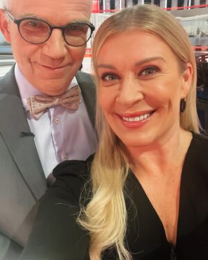 Kirsi Alm-Siira Instagram - Huomasin juuri, et Pohjanmaan kloppi on palannut lomilta asemapaikalleen. On ilo työskennellä hänen kanssaan tänäänkin. 📺