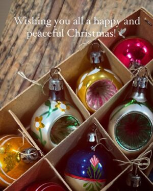 Kirsten Ramsay Instagram - Wishing everyone a Merry Christmas! ✨

@hornerantiques #vintagedecorations