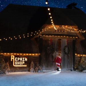 Kirsten Ramsay Instagram - We had a special visitor at The Repair Shop Barn, just in time to spread festive cheer ….✨

Sit back and watch this year’s Christmas Special on BBC One at 8pm, Christmas Eve! Ho ho ho ….

@therepairshoptv @bbciplayer 

#therepairshop #christmas #santa #festive
#christmastv #christmastvspecials #kirstenramsay