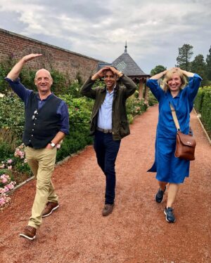 Kirsten Ramsay Instagram - Behind the scenes at Dumfries House during the making of The Repair Shop, a Royal Visit … a sudden Scottish downpour!

Catch up on @bbciplayer 

Photo @hannahrebekahlamb 

@williamkirkrestoration 
@stevefletcher.clocks 

@dumfrieshouse @therepairshoptv 
#therepairshop #restorers #conservators 
#royalvisit #visitscotland