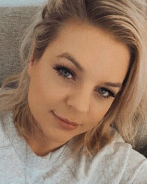 Kirsten Storms Instagram - Saturday Selfie. 👋🏻 Hi guys! 💕