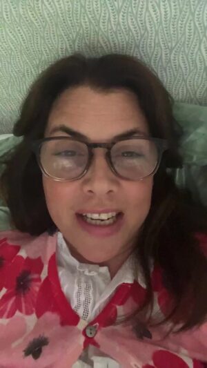 Kirstie Allsopp Instagram - News from bed…stupidly I went head first down a pub staircase yesterday morning while filming @c4locationsofficial 
I am battered & bruised and putting my pants on is a struggle 😂 but I’ll be back on track soon. @philspencertv is stepping into the breach and is taking over with my house hunters. On L,L,L what comes first is the lovely people who give up their time to house hunt with us and we must never forget that. 😘