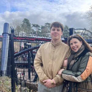 Kirstie Allsopp Instagram - I often say that things I mention on here are bought the normal way, but there are some things you can’t buy, so this is a big Thank You to @altontowers ‘cos as the mother (and stepmother, he’s hiding 😜) of major thrill seekers I could not turn down the chance for the boys to be amongst the first to ride on #nemesisreborn. This is our third trip to Alton Towers, so we are not just free believers, and we’re having a genuinely lovely day and the trees everywhere make this a particularly special place.
An added shout out to Freya from @runraggeduk who is doing a great job. #altontowers #familyfun