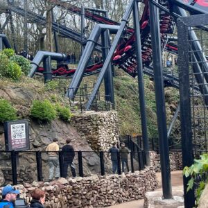 Kirstie Allsopp Instagram - I often say that things I mention on here are bought the normal way, but there are some things you can’t buy, so this is a big Thank You to @altontowers ‘cos as the mother (and stepmother, he’s hiding 😜) of major thrill seekers I could not turn down the chance for the boys to be amongst the first to ride on #nemesisreborn. This is our third trip to Alton Towers, so we are not just free believers, and we’re having a genuinely lovely day and the trees everywhere make this a particularly special place.
An added shout out to Freya from @runraggeduk who is doing a great job. #altontowers #familyfun