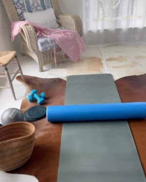 Kirstie Allsopp Instagram - There is no filter which will make this better, in the second film I edited out my bum, but foam rollers makes such a difference and I’m a huge convert, so in the name of my faith, once and only once, it’s me in legging! 😬#backpain #excercise #selfhelp #selfhealing