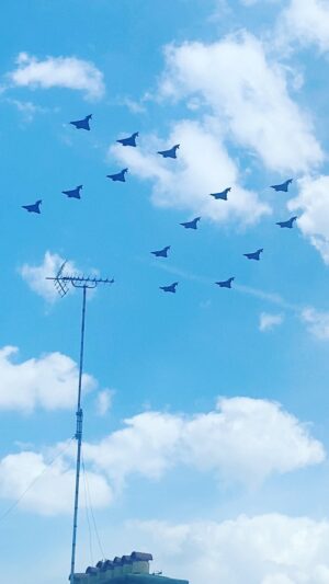 Kirstie Allsopp Instagram - 👑 70 Glorious years. Was lucky enough to watch the flypast in St James, on the roof of @christiesinc , where my Dad worked for 42 years. The plan was to take the boys to The Mall but it was closed when it got too full; so many people wanting to celebrate with The Queen. The atmosphere on the streets was amazing #platinumjubilee