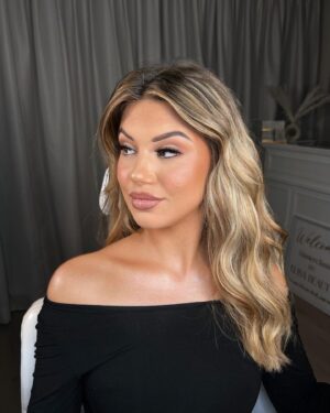 Kitti Vabene Instagram - Oui ma Queen cette publication c’est pour toi ! C’est ton moment bb coeur 
Genre juste regardez le travail de ouf ! Un maquillage millimétré et trop kiki toujours en adéquation avec la demande client. Dites vous je connais Luisa depuis l’époque et je suis tellement contente qu’aujourd’hui elle puisse s’épanouir à 200% dans ce qu’elle fait. Je la vois dans rien d’autre que le make up sauf juge parce que la tenue lui irait trop bien avec son petit marteau.
Des moments de qualité que je kiff merci d’être toi, merci de ton travail 🩵
Donnons de la force a la star Luisa Beauty🤍