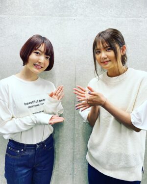 Kiyoe Yoshioka Instagram - 短編アニメーション『まっさら』🌊🏳🤍☁️🕊
今日２１時から公開されます🌱❕

“自分の夢を追いかけるのをやめようとしているシンガーソングライター「なずな」と、ひとりの引っ込み思案な少女「ゆな」が出会い、お互いに影響を与え合いながら、ふたりが自身の未来を切り拓いていく”というお話✨

主人公「ゆな」役を、なんと声優・花澤香菜さんが演じてくださっています🥺🤍

そしてなんと⚡️もうひとりの主人公「なずな」役を吉岡聖恵が担当させて頂きました❗️

アニメの絵がほんとに綺麗で🖼✨
街の景色もリアル❗️

香菜さんのお声、透明感が半端なくて素敵だった。凛とした方だったなぁ。

アニメに出てくる景色、もしかしたら
「あっあの場所！」なんて思ってもらえるかも。私は懐かしかったー！

いきものがかりYouTube channelで、
２１時からぜひお楽しみに🤍