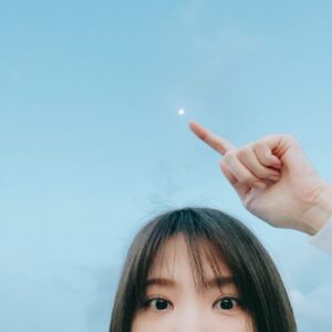 Kiyoe Yoshioka Instagram - 「まっさら」のMVは母のルーツでもある場所で撮ってきたんだよ✨

こんなふうに、まだ月が出てる朝方から撮影してきました。

そんな話も２１時からのPodcastで話します💕
今年出来たかわいい友人の話も✌️✌️

喋りまくります‼︎

吉岡YouTube channelで是非。

そして

「まっさら」が２９日０時から各種音楽配信サイトから配信されます☁️🏳🤍🕊🌊
同じく０時から、「まっさら」MVプレミア公開です🌟

皆様是非❗️

追記.
🤍曲の感想などあったら教えてね😃

#吉岡聖恵
#まっさら
#早朝撮影
#MV公開お楽しみに！