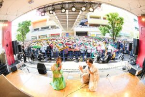Kiyoe Yoshioka Instagram - 地元・海老名市のビナウォークにて🦐✨

昨日、フリーライブ「２⼈体制で”STAR”トしまSHOW!!」を無事行う事が出来ました😆

リーダーのピアノと私の歌でのシンプルなライブ。たまにアコギ！
いやぁ、楽しかったです😊✨

来てくださった方、Amazon Music JapanさんのTwitch channelで配信を見てくださった方もありがとうございました😆✨
　
集まってくれた方はなんと！
8000人ですって！
びっくり🥳

いきものがかりの活動を楽しみにしてくださる皆さんや、周りの方々のサポートのお陰でこうしてまた歌を歌える事、
みなさんにお届けできる事、
その奇跡だったり、有り難さを実感しています。

みなさん、いつも本当にありがとうございます😊✨

昨日は、
私たちの新曲「STAR」のリリース日🌟

あたたかな気持ちで歌っています。

映画「銀河鉄道の父」🌟
こちらの主題歌です。映画は明日から公開！
とてもすてきな作品です。
「STAR」と一緒に楽しんで頂けたら有り難いです。

あ、ライブは生配信したのですが、アーカイブもある予定です😊
チェックしてもらえたら嬉しいです🌟

新曲「STAR」🌟
是非聴いてみてくださいね😊✨