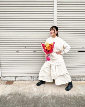 Kiyoe Yoshioka Instagram - お陰さまで今年も歳を重ねる事が出来ました！

３９イヤーーです✨

今年もカレンダーに誕生日はなかったんですが、薄目でみると２月２９日の数字がみえるような気がしました👀✨笑

人より圧倒的に誕生日が少ないので、〝誕生日なれ〟していません。笑

９と４分の３才でもあるし🤩笑

そんな私にも、スタジオ作業の帰りにリーダー＆スタッフさんたちがケーキとお花をプレゼントしてくれました🎂💐☺️

サンキューーーッ💪✨‼︎

明るく、健康に、まいります。

そしてすてきな歌を届けられたなら！

精進します。

何より、楽しんでまいります！

みんな、いつもありがとう☺️✨

#2月29日生まれ
#うるう年
#うるう日