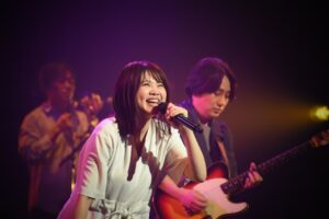 Kiyoe Yoshioka Instagram - お陰さまで久々のホールツアー、無事にファイナルを迎えることができました🌟

毎回、みなさんと一緒につくるその日だけの特別なライブでした🌟

会場に来てくださった皆さんのあたたな表情、拍手、しっかりとした声、あっっかるい笑顔が
最高でした💖

お陰さまでめちゃくちゃ楽しいツアーでした‼︎
（ライブ写真参照🟠）
ありがとうございました🌟

今回はいつにも増して、体調と体力に気を遣いながらのぞんだツアー🥕
２０公演走り切れてありがたいです🏃‍♀️✨
周りのみなさまに感謝。
支えてくださるスタッフさん、愛溢れるサポメ、引っ張ってくれるリーダーに感謝🏅

次は今月、追加公演のぴあアリーナMMにむけて。

そしてこれからも！！！

精進していきます💪🧡

これからもよろしくね😊✌️

きよえ🟠