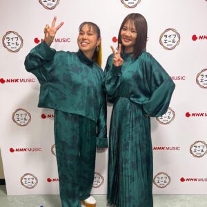 Kiyoe Yoshioka Instagram - 夏の思い出　🍉🍉

「ライブエール」楽しかったー‼︎

デビューから優しくあったかく声をかけてくれるAIねえさんと、服が被ったのだった😆✨この笑顔。笑

「帰りたくなったよ」では、
地元の家族の顔が浮かんできたなぁ。

もう外では鈴虫の鳴き声がする最近です🍁

いきものがかりはスタジオでレコーディングの日々だよ🎤✨
今日も素晴らしいレコーディングで、演奏に感動でした👂✨

日々を大切に過ごしていこうとあらためて思っています🌝

秋も楽しんでいきたい🍇