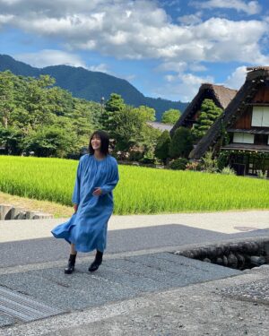 Kiyoe Yoshioka Instagram - 「ミルミル」「ミルミルS」の新テレビCMが始まります😆🌟

新CMは『ビフィズス菌はキミの味方／岐阜』篇」🕊✨
オンエアーは１１月１日（月）から！

岐阜県を舞台に、刀鍛冶さん、手漉き和紙など伝統工芸の職人さんや地元の高校生ブラスバンドのみなさんと「アイデンティティ」をお届けしています💖

皆さんと沢山交流させて頂き、質問も沢山させて頂きました😃楽しかったなぁ💛
質問した様子も近々お届け出来るかもです！

刀鍛冶さんの工房で刀鍛冶体験をさせて頂いたり、手漉き和紙職人さん達の伝統を守るだけでなく次世代に繋ぐ、そして手漉き和紙を広めて行く心意気に感動。
ブラスバンド部（ウィンドアンサンブル部）の皆さんの明るくキラキラしたひたむきさ。

とっても素敵でした❤️‍🔥
CM、是非お楽しみに😊🟡

そして昨日。
ヤクルトスワローズさんがセ・リーグ優勝⚾️㊗️🎉
おめでとうございます❗️❗️❗️

おめでたい日の翌日のお知らせ、嬉しいです😃

ミルミル、ミルミルS美味しいよ！是非どうぞ😆🥛