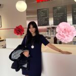 Ko So-young Instagram - 보라장미로 물든💜 혜영&은영🥀오랜만에 brunch☕️ #버버리성수로즈 #브런치 #burberry #보라색 #가을