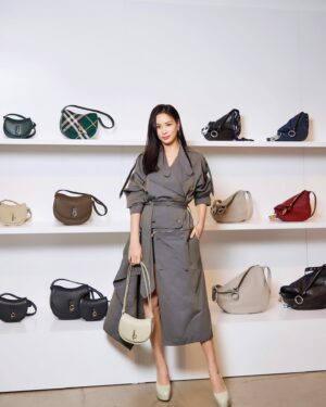 Ko So-young Instagram - BURBERRY 🖤 📸 

SS24 컬렉션 프리젠테이션.

#burberry #버버리 #광고