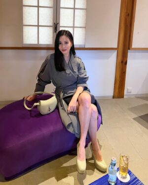 Ko So-young Instagram - BURBERRY 🖤 📸 

SS24 컬렉션 프리젠테이션.

#burberry #버버리 #광고