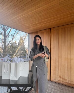 Ko So-young Instagram - BURBERRY 🖤 📸 

SS24 컬렉션 프리젠테이션.

#burberry #버버리 #광고