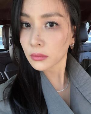 Ko So-young Instagram - BURBERRY 🖤 📸 

SS24 컬렉션 프리젠테이션.

#burberry #버버리 #광고