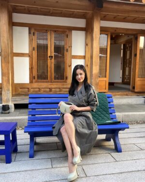 Ko So-young Instagram - BURBERRY 🖤 📸 

SS24 컬렉션 프리젠테이션.

#burberry #버버리 #광고