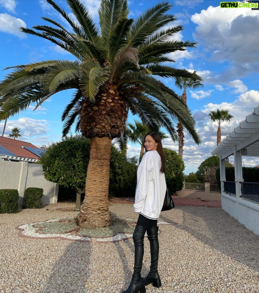 Ko Sung-hee Instagram - 🌴🇺🇸 #Lasvegas ➡️ #phoenix 인스타가 없어졌나 싶을 때 올리는 (얼마 전 미쿡 visiting my Uncle & Aunt🏡) Happy New-Year to you All🩷 Miss Ya!!