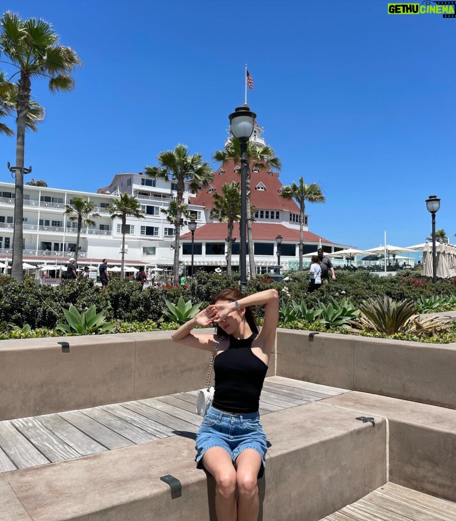 Ko Sung-hee Instagram - 🇺🇸☀️🏖️❤️🐚 #mybirthdaytrip - 2 (late post) My favorite📍 ▪️#sandiego ▪️#coronadoisland ▪️#coronadobeach w/ my all-day 🩴@birkenstock 👖@iter_official 🖤