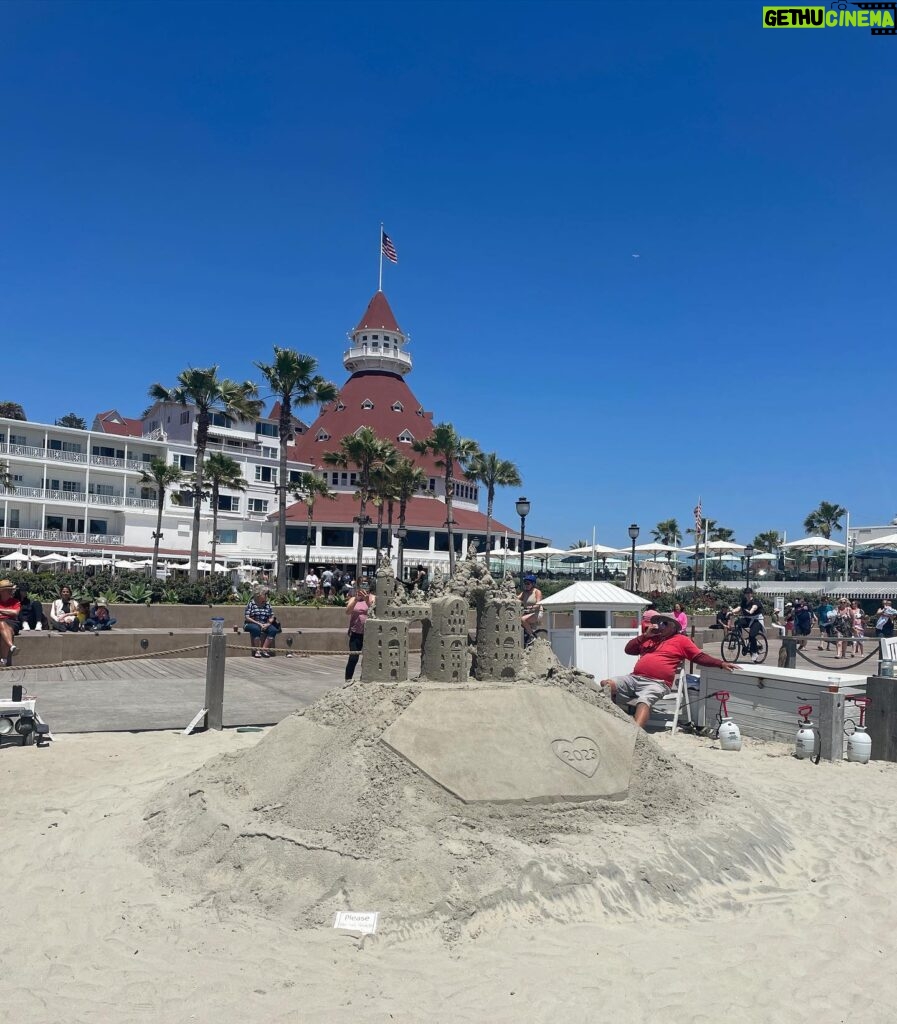 Ko Sung-hee Instagram - 🇺🇸☀️🏖️❤️🐚 #mybirthdaytrip - 2 (late post) My favorite📍 ▪️#sandiego ▪️#coronadoisland ▪️#coronadobeach w/ my all-day 🩴@birkenstock 👖@iter_official 🖤