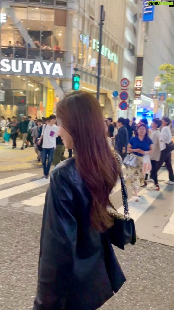 Ko Sung-hee Instagram - 5월의 #도쿄 🇯🇵 #tokyo 🚶🏻‍♀️🚶🏽‍♀️🚶‍♀️