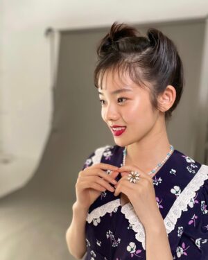 Kohaku Shida Instagram - NYLONさんのソロでの登場は
今日が最後でした🍞

なんの日が皆さんお好きでしたか〜？

#nylonjapan
#365_志田こはく 
#365anniversary