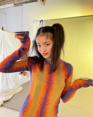 Kohaku Shida Instagram - NYLONさんのソロでの登場は
今日が最後でした🍞

なんの日が皆さんお好きでしたか〜？

#nylonjapan
#365_志田こはく 
#365anniversary