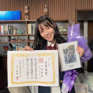 Kohaku Shida Instagram - ⠀ 
Zドラマ ｢最高の生徒｣最終話

皆で過ごした一生の想いで。
ひかり、本当にありがとう。
 

撮影期間は、
今この瞬間で感じたことを嘘なくありのままに
お芝居し、表現し、 初めての感覚ばかりでした。
これからも強く、お芝居と向き合っていきたいと
思える日々でした！

この作品が皆様にとって、
変わりたいと思う契機となっていたら嬉しいです‪‪。

最後までご覧いただきありがとうございました🏫