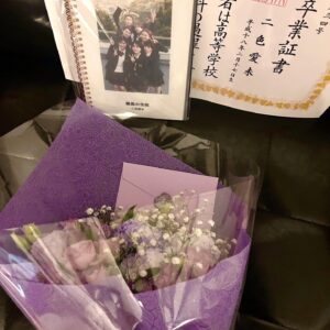 Kohaku Shida Instagram - ⠀ 
Zドラマ ｢最高の生徒｣最終話

皆で過ごした一生の想いで。
ひかり、本当にありがとう。
 

撮影期間は、
今この瞬間で感じたことを嘘なくありのままに
お芝居し、表現し、 初めての感覚ばかりでした。
これからも強く、お芝居と向き合っていきたいと
思える日々でした！

この作品が皆様にとって、
変わりたいと思う契機となっていたら嬉しいです‪‪。

最後までご覧いただきありがとうございました🏫