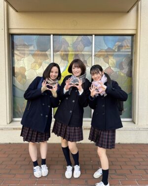 Kohaku Shida Instagram - このあと23時より
｢リビングの松永さん｣最終話の放送です。

ずっと一緒にいてくれた美己とりっちゃん♡
温かい皆さんに囲まれながら
楽しくお芝居することができました！
ありがとうございました👧🏻

最後までお楽しみください🏠