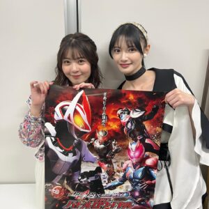 Kokoro Aoshima Instagram - ＊
大変遅くなりました
映画『ギーツ×リバイス　MOVIEバトルロワイヤル』
12月23日公開いたしました
リバイスチームからしっかりバトンを受け取った作品。
ツムリちゃんは小悪魔ツムリになります。
そして龍騎の皆さまも出演してくださってます！

本編、本当に戦いのシーンの迫力が凄くてライダーファンの皆さんはより見ていただきたい作品です。バッチバチにバチります。是非劇場へ😈