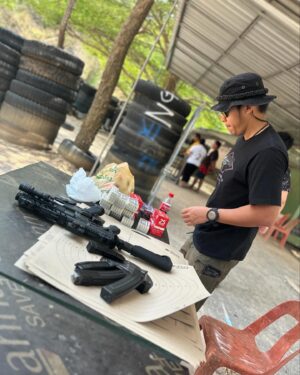 Konomi Naito Instagram - REAL GUN SHOOTING in Thai🇹🇭🔫

友人の紹介で普通ではなかなか入れない場所で
プロの早撃ち選手の方に指導して頂き

実弾で、4種類の銃を撃たせてもらいました👍

今まで何度かガンアクションをやって来ましたが、実際に撃ったことがなく今まで想像の中でお芝居していましたが、これからはこの経験を活かしてよりリアルなガンアクションができるといいなと思います✨

本当に最高で貴重な体験でした！
また必ず来ます！

Special thanks
@bank_pluto 
@lalissaa 
@chong.nom 
@fursan.misadama